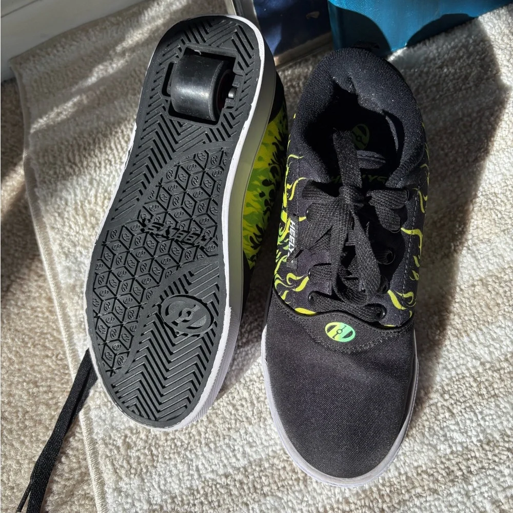Heelys Black Shoes with Vibrant Green Flames with WHEELS Sz 5 - Picture 10 of 11